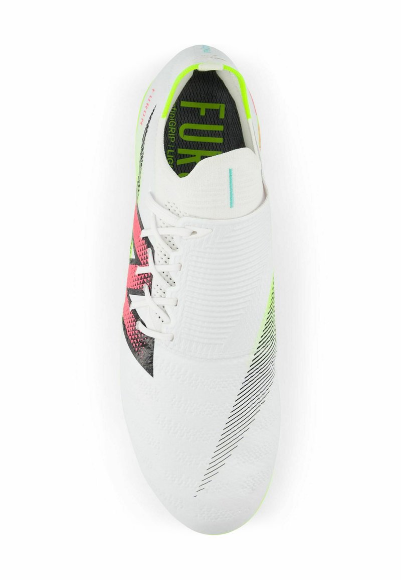 Weißer Fußballschuh mit schwarzen und neonpinken Akzenten, strukturiertem Obermaterial, runder Zehenpartie und Schnürsenkeln. Mit vertikalen und diagonalen Streifenmustern.