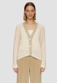Beige Rippstrick-Cardigan mit kontrastierendem, hellbraunem V-Ausschnitt und drei Knöpfen, verfügt über ein verkürztes Design und lange Ärmel.