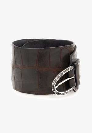 Ampio cinturino in pelle nera caratterizzato da una texture a coccodrillo, con una fibbia ovale in tono argento e dettagli decorativi.