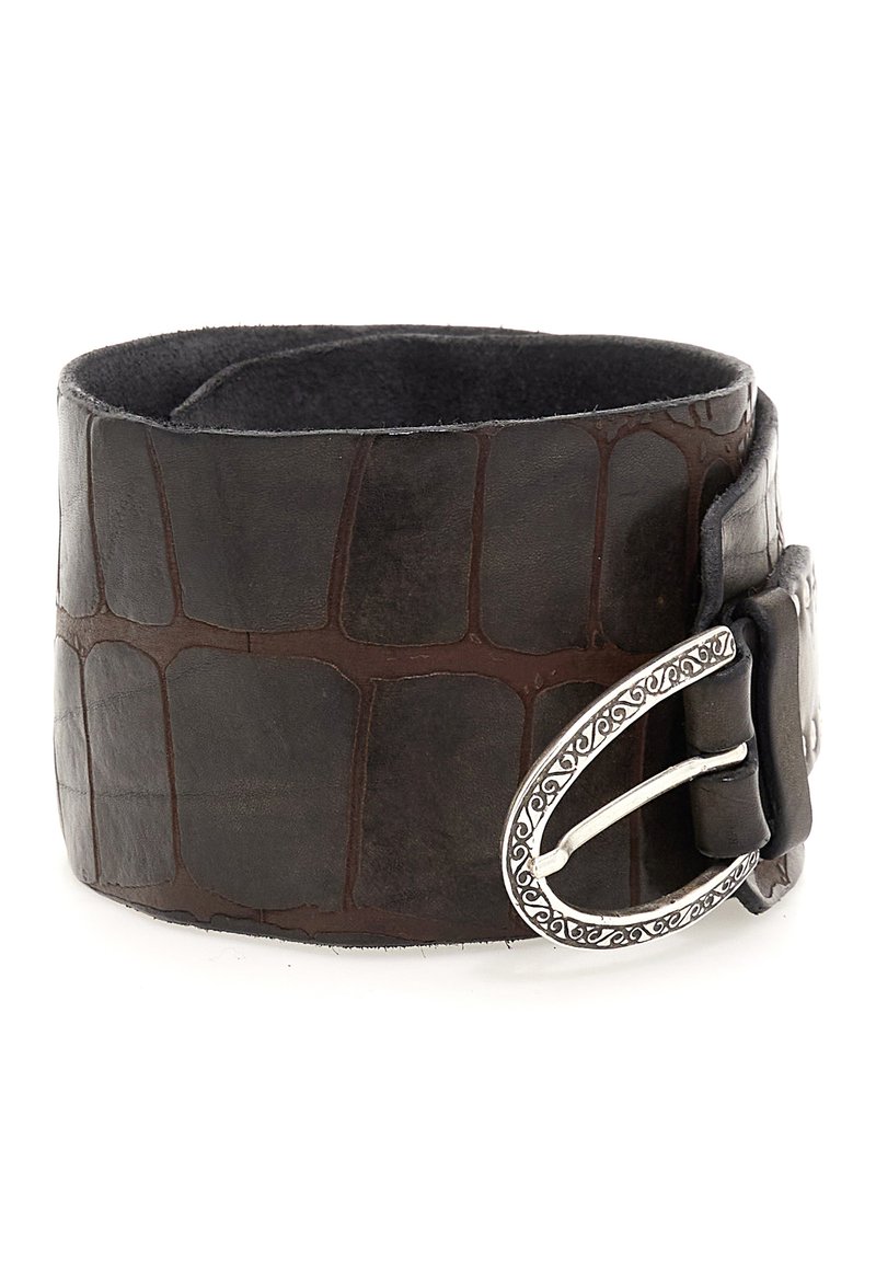 Ampio cinturino in pelle nera caratterizzato da una texture a coccodrillo, con una fibbia ovale in tono argento e dettagli decorativi.