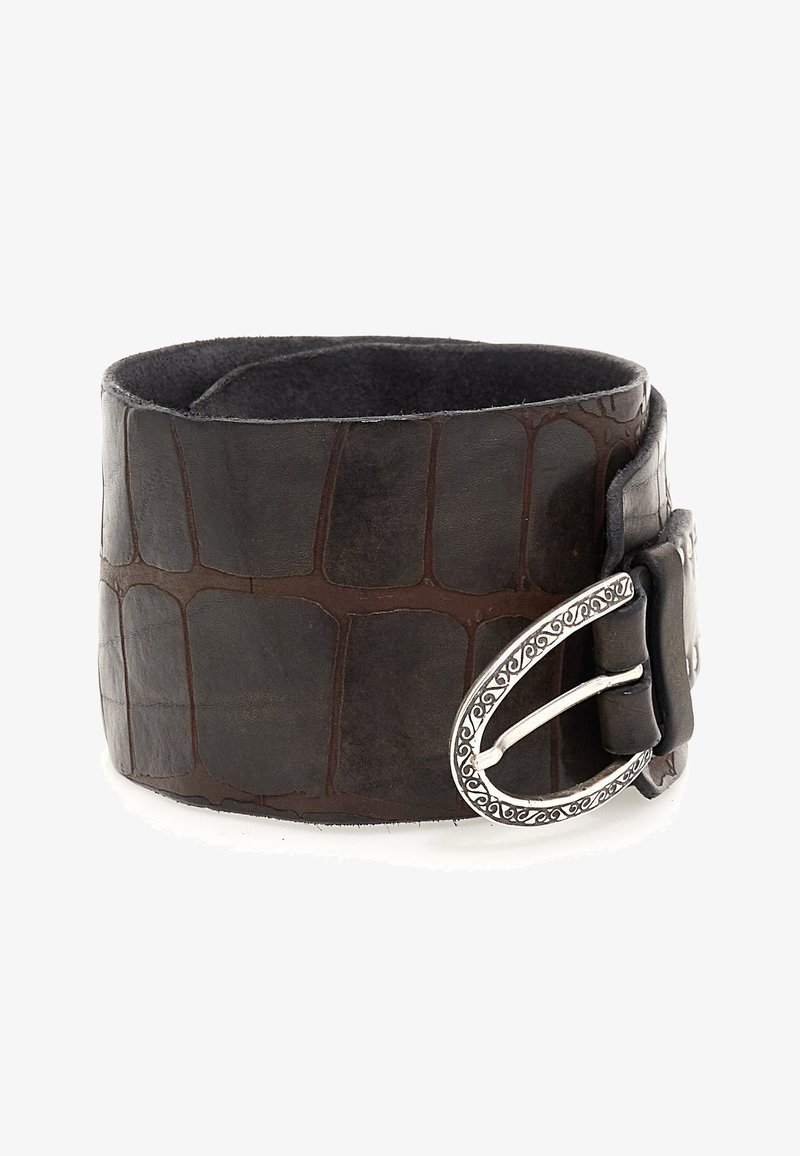 Ampio cinturino in pelle nera caratterizzato da una texture a coccodrillo, con una fibbia ovale in tono argento e dettagli decorativi.