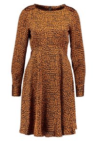 Brun leopardmönstrad klänning med lång ärm, rund halsringning och utsvängd kjol. Tillverkad av ett lätt tyg med en mjuk textur.