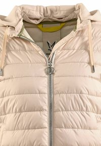 Hellbeige gepolsterte Jacke mit Reißverschluss, Kapuze und silbernem Zubehör. Verfügt über horizontale Nähte und ein Logo auf dem Innenfutter.