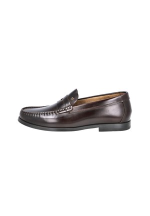 Mocasín de cuero marrón oscuro para hombre con costura moc toe, tira para moneda y tacón bajo de goma negra, mostrado de lado.