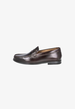 Mocasín de cuero marrón oscuro para hombre con costura moc toe, tira para moneda y tacón bajo de goma negra, mostrado de lado.