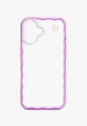 Läpinäkyvä puhelimen suojakuori, jossa pinkki aaltoileva reuna, läpinäkyvä takaosa ja kameran aukko. Sivulla on kultaiset brändäystekstit.