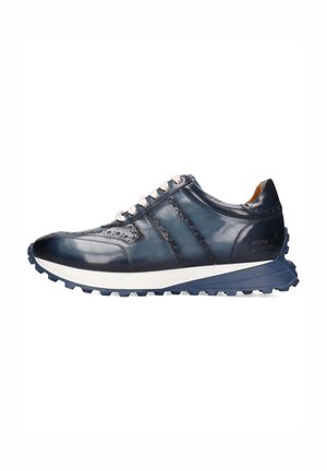 Zapatillas deportivas con un upper de cuero azul marino, perforaciones decorativas y cordones blancos en contraste. Presenta una suela de goma texturizada para mayor agarre.
