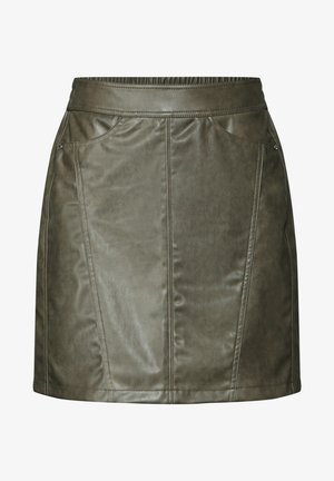 Mini jupe en cuir vert olive avec une taille élastique, dotée de deux poches avant et de coutures le long des côtés.