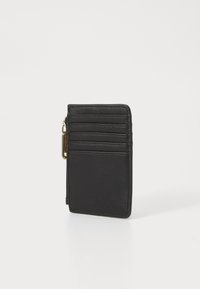 Portafoglio in pelle nera con sei slot per carte, una tasca con zip e dettagli in hardware dorato. Texture liscia e forma rettangolare slim.