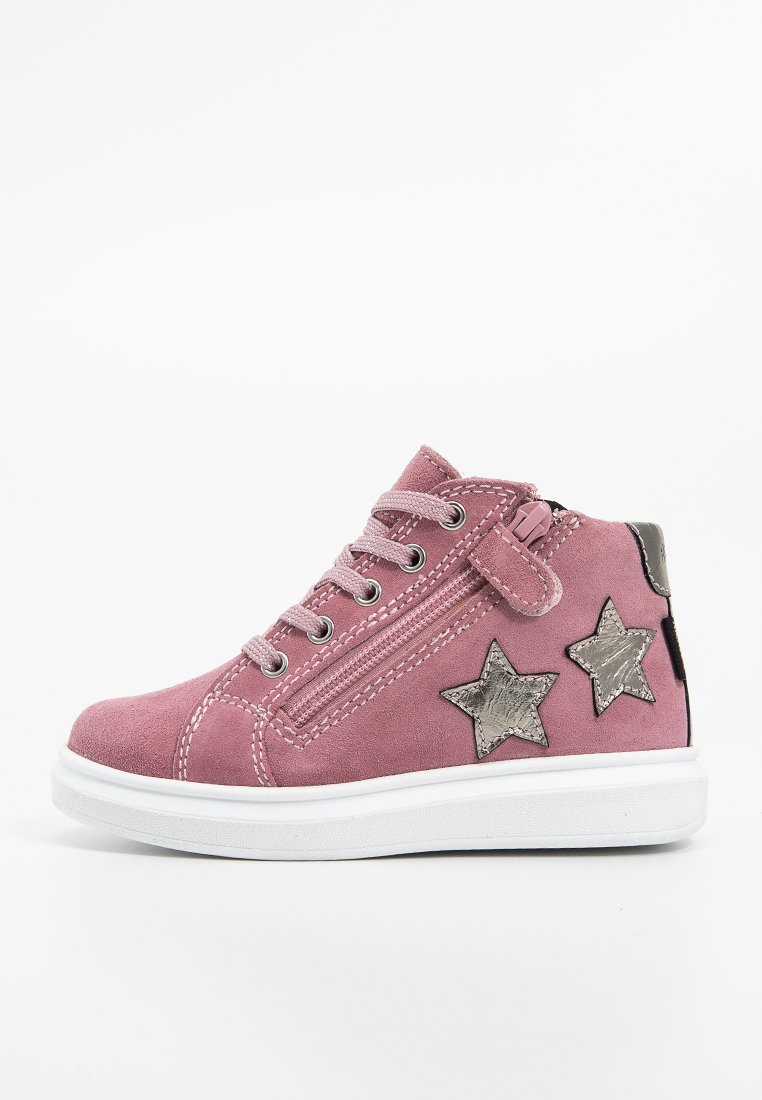 Rosa Wildleder-Hochschaftschuh mit silbernen Sternpatches, weißer Gummisohle und seitlichem Reißverschluss. Verfügt über graue Nähte und einen Schnürverschluss.