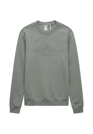 Grijze trui met ronde hals en lange mouwen, met het geperste "Antony Morato"-logo en tekst gecentreerd op de borst.
