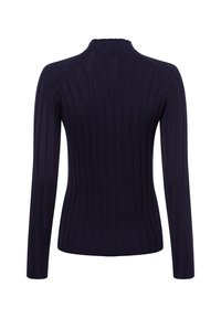 Marineblauer gerippter Strickpullover mit langen Ärmeln und hohem Kragen, der eine figurbetonte Silhouette und eine dezente Textur aufweist.