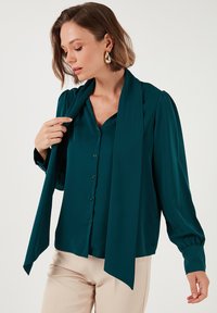 Unselected, emerald green