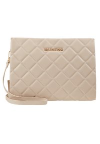 Clutch in pelle trapuntata beige con tracolla removibile, caratterizzato dal logo dorato "VALENTINO" e una texture a motivo diamond.