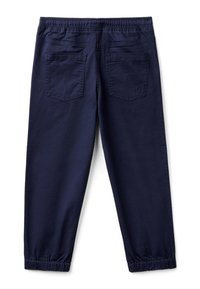 Navyblauwe cropped broek met een elastische tailleband, voorzien van twee achterzakken en geplooide boorden bij de enkels.