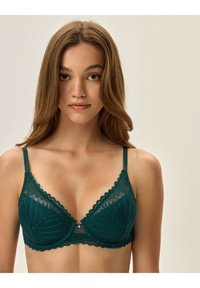 Bralet w kolorze niebiesko-zielonym z koronką, z falbaniastym brzegiem, trójkątnymi miseczkami zdobionymi wzorami w liście, regulowanymi ramiączkami oraz małym ozdobnym detalem w centralnej części.