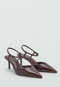 Burgundské lakované kožené lodičky na podpatku s špičatou špičkou, tenkými pásky kolem kotníku a 7 cm stiletto podpatky. Hladká textura a minimalisticý design.