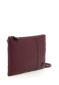 Clutch bag in pelle testurizzata bordeaux con logo nero, chiusura con zip superiore e tracolla sottile staccabile.