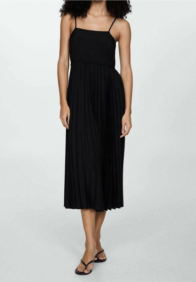 Schwarzes Faltenkleid mit dünnen Spaghettiträgern, knielang, aus leichtem Stoff, mit einem taillierten Oberteil, das in einen weiten Rock übergeht.