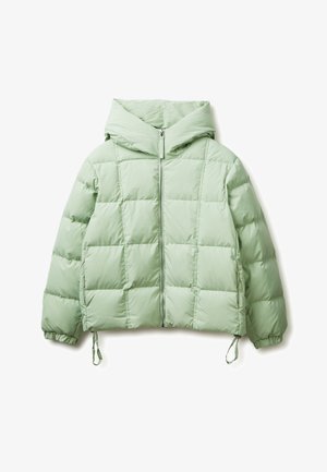 Groene pufferjack met een capuchon, voorzien van een gequilt ontwerp, ritssluiting aan de voorkant, elastische manchetten en verstelbare koordjes aan de onderkant.