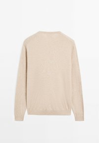 Maglione beige a maniche lunghe con collo rotondo semplice, polsini e orlo a costine, realizzato in un tessuto morbido e leggero con una superficie liscia.