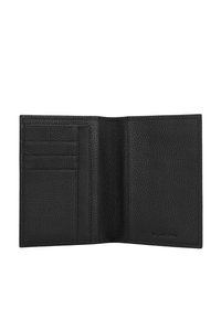 Portafoglio in pelle nera con finitura testurizzata, dotato di più scomparti per carte e un interno capiente. Design minimalista senza parti metalliche.