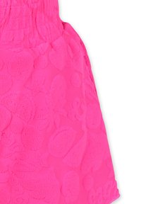 Fuchsian tyg med texturerade blommönster och en rynkad midja. Ytan har stora upphöjda former i olika storlekar.