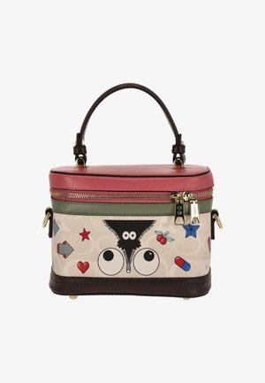 Czerwona i kremowa torebka w wzory o usztywnionej konstrukcji, z wesołymi grafikami, brązowymi akcentami oraz górnym uchwytem do przenoszenia.