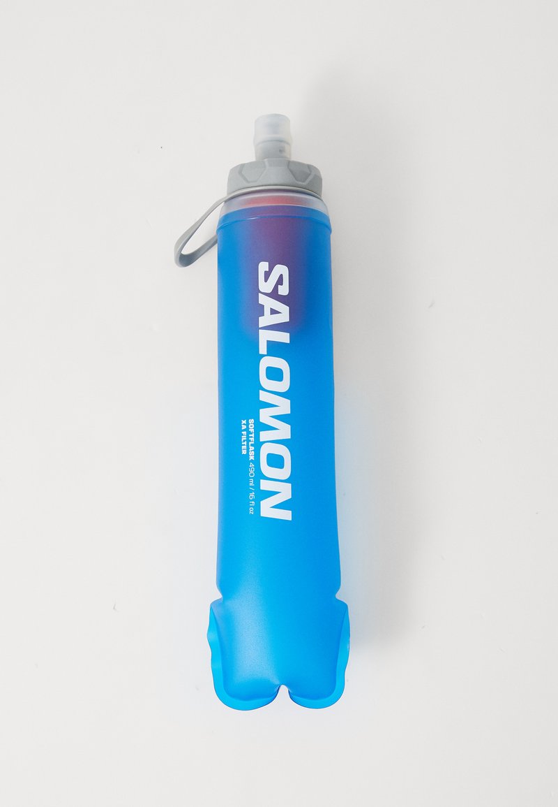 Bottiglia d'acqua flessibile blu con il testo "SALOMON" in bianco. Include un tappo grigio e un anello per il trasporto, con una forma affusolata nella parte inferiore.