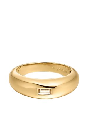 Anillo de banda dorada con una superficie lisa y redondeada que presenta una piedra preciosa rectangular y clara incrustada en el centro.