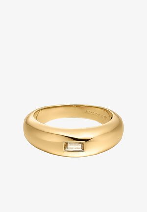 Anillo de banda dorada con una superficie lisa y redondeada que presenta una piedra preciosa rectangular y clara incrustada en el centro.