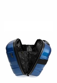 Blauwe harde koffer wijd geopend, met een zwarte stoffen binnenkant met meerdere rits- en drukknoopcompartimenten.