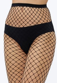 Ciorapi negri tip plasă cu model în formă de diamant peste un chilot negru simplu cu talie înaltă, prevăzut cu o bandă de talie netedă și material elastic.