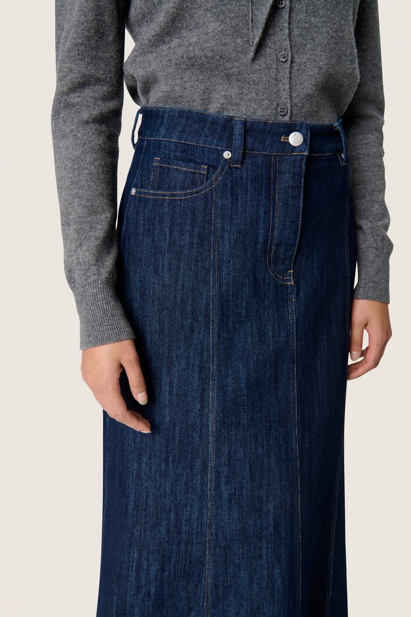 Petite -jupe En Jean Délavé Bleu Moyen À Taille Basse Et Détail Badge Petite -jupe En Jean Délavé Bleu Moyen À Taille Basse Et Détail Badge