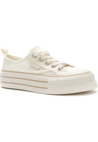 Sneakers bianchi in tela con suola piatta e strisce orizzontali beige. Presentano occhielli metallici e chiusura con lacci. Tessuto morbido e testurizzato.