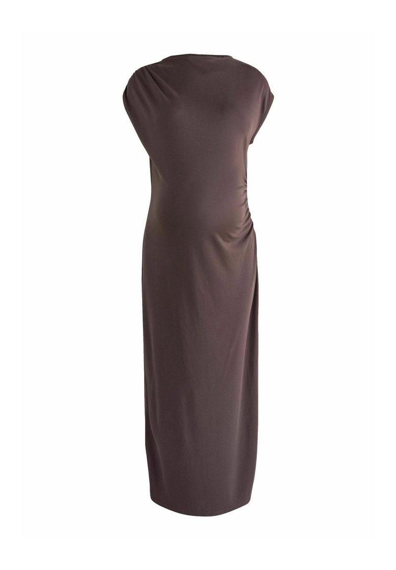 Vestido maxi de color marrón chocolate con mangas de capucha, con una parte superior ajustada y una mitad inferior suelta, que presenta detalles de fruncido en los laterales para añadir textura.