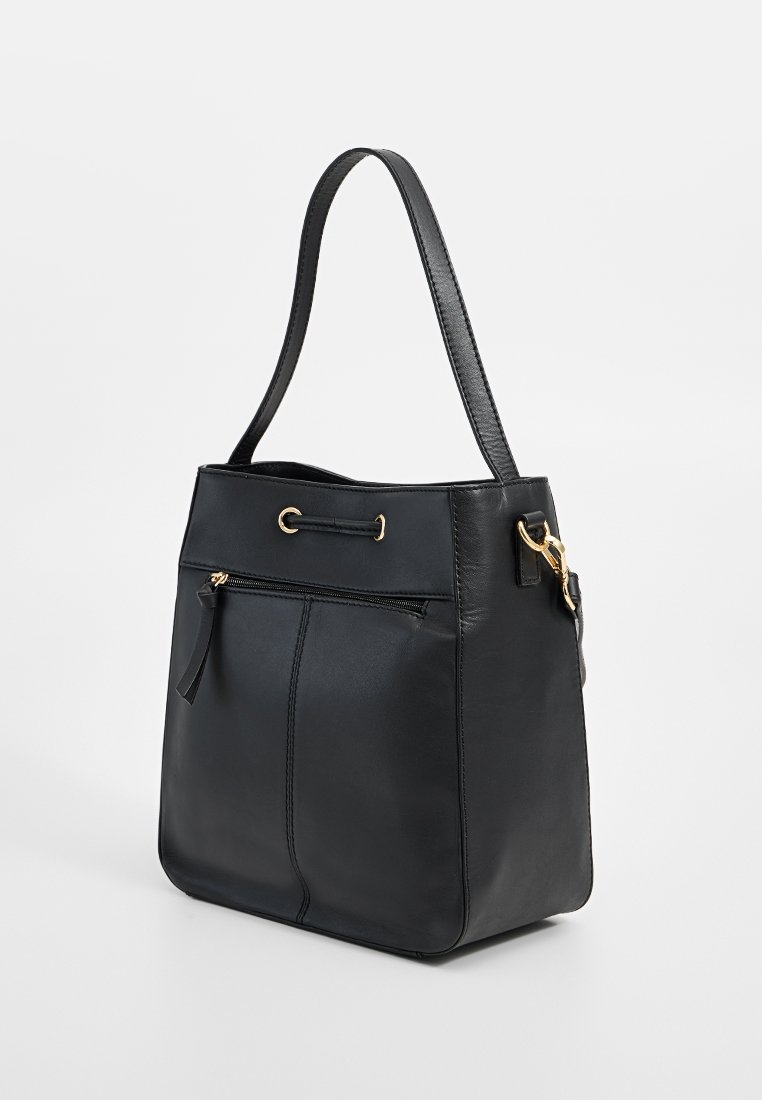 Borsa tote in pelle nera con una forma strutturata, dettagli in metallo dorato, chiusura superiore con cordoncino e tasca sul fronte con zip.