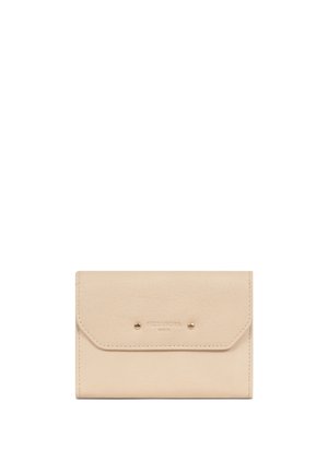 Beige leren portemonnee met klep sluiting, voorzien van twee kleine gouden studs en subtiele gekleurde merkaanduiding aan de voorkant.