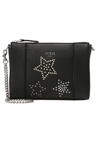 Svart Guess-handväska med kedjerem i silver, tre stjärndesign med rhinestones och "GUESS 1981" logotyp på framsidan.