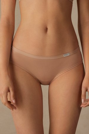Beige boxers met een gladde, rekbare stof. Heeft een naadloos ontwerp en een subtiele logo-tag op de tailleband.