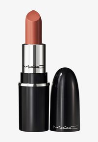 MAC leppestift i en svart tube med et sølvfarget bånd. Fargen er en myk, matt rose med en spiss tupp. Kappen er glatt og blank.