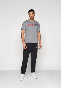 Venum CLASSIC - T-shirts print - grey/red