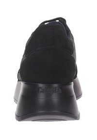 Sneaker in suede nero con suola spessa nera, vista da dietro, che mostra il nome del brand "Callaghan" impresso sul tallone.