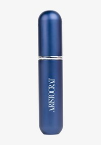 Blå metal spraysprøjteflaske med rundet låg, sølvaccents i midten og "ARISTOCRAT"-logo i hvid tekst på kroppen.