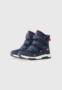 Stivali invernali navy blu e rosa per bambini con tre cinturini in velcro e suole bianche testurizzate, con la bandiera norvegese mostrata sul lato.