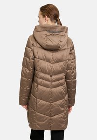 Brauner Daunenmantel mit Kapuze, der ein gesteppter Design und ein auffälliges Chevron-Muster aufweist. Strukturierter Stoff und doppelte seitliche Reißverschlüsse sind sichtbar.