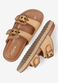 Hnědé sandály z umělé kůže s tkanou texturou, dvojitými přezkami a drážkovou gumovou podešví. Vyznačují se svým otevřeným designem a opálenými akcenty.