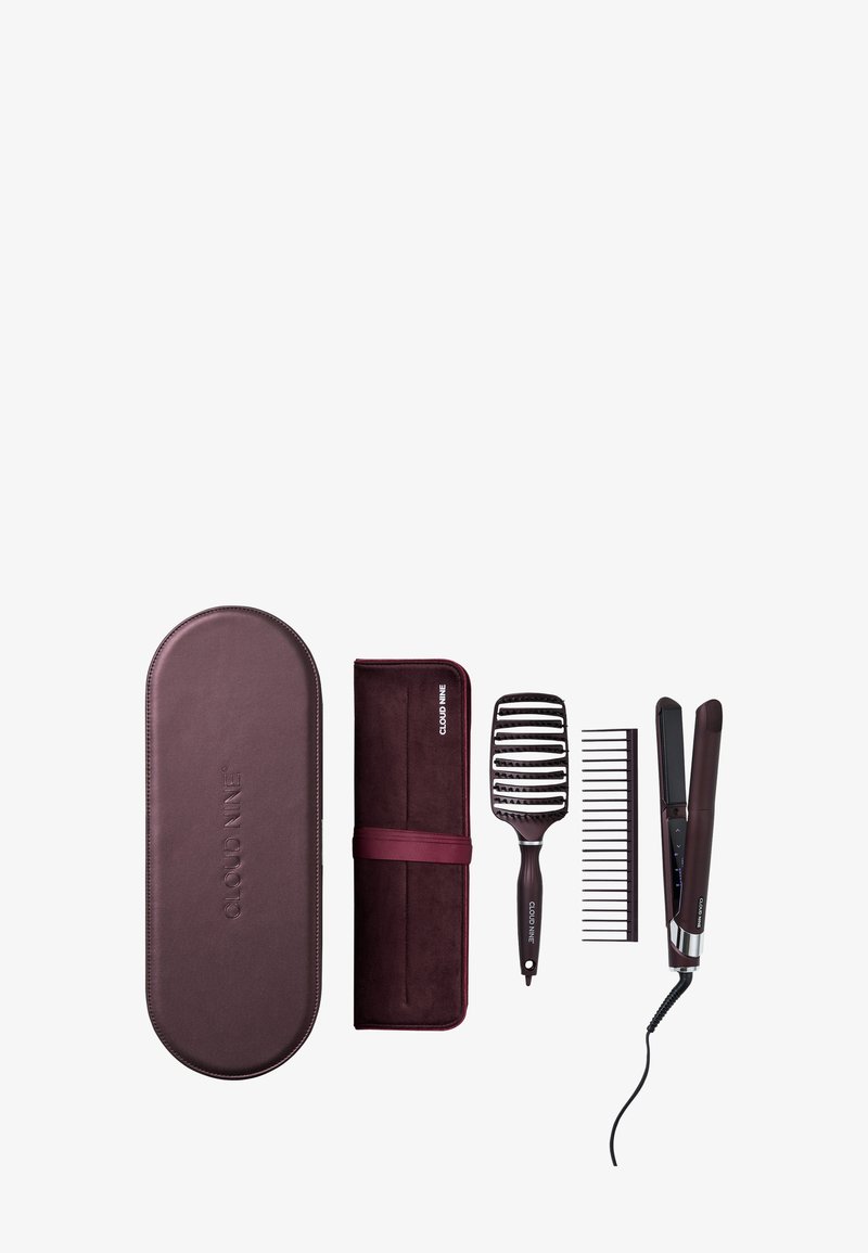 Set de coiffure avec une pochette résistante à la chaleur de couleur bordeaux, une brosse plate, un peigne et un lisseur avec des accents métalliques et des commandes numériques.