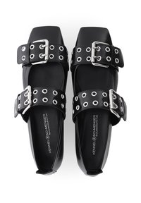 Schwarze, quadratisch geschnittene Sandalen mit breiten Riemen, die mit silbernen Schnallen und Ösen verziert sind. Hergestellt aus glänzendem Material, mit einer glatten Innensohle.