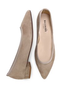 Bailarinas de ante beige con punta afilada, tacón bajo y bloque, y un ribete elástico alrededor de la abertura. El interior cuenta con un forro de cuero suave.